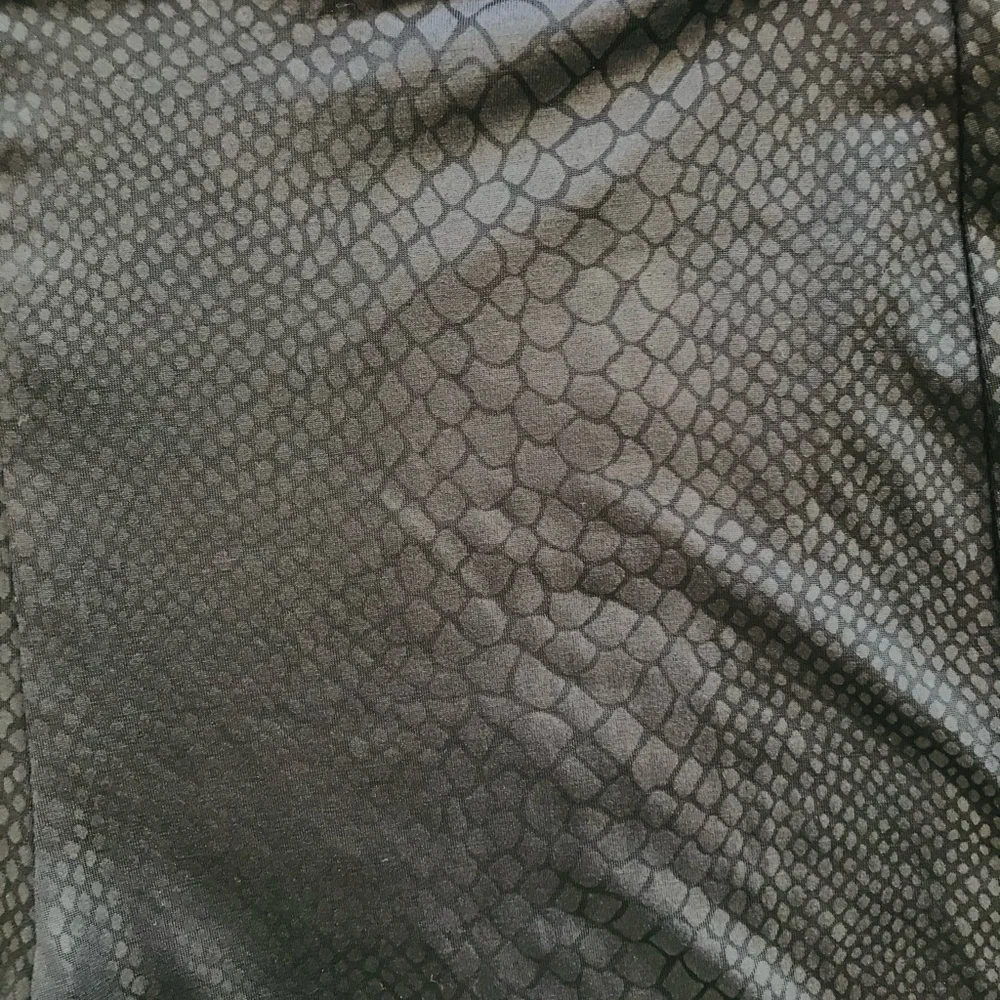 HUE Snakeskin Embossed LEGGINGS Small